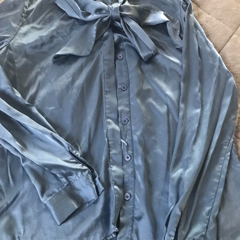 Lilysilk  baby blue tie neck top size small